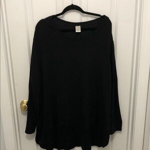 Terra & Sky Women's Classic Black Long Sleeve tunic length Top